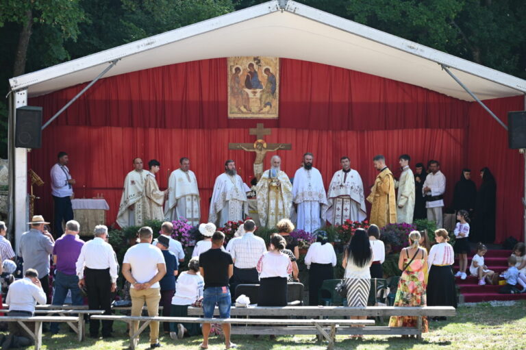 Sfânta Liturghie, Duminica a 8-a după Rusalii la Mânăstirea „Petru Rareș Vodă” și Serbarile Cetății Ciceului, editia a 54-a, Ciceu Corabia, Bistrița-Năsăud