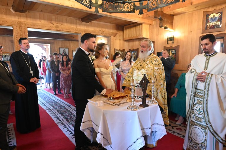 Cununia tinerilor Tania si Sergiu Lechintan, Biserica Militara, Bistrita